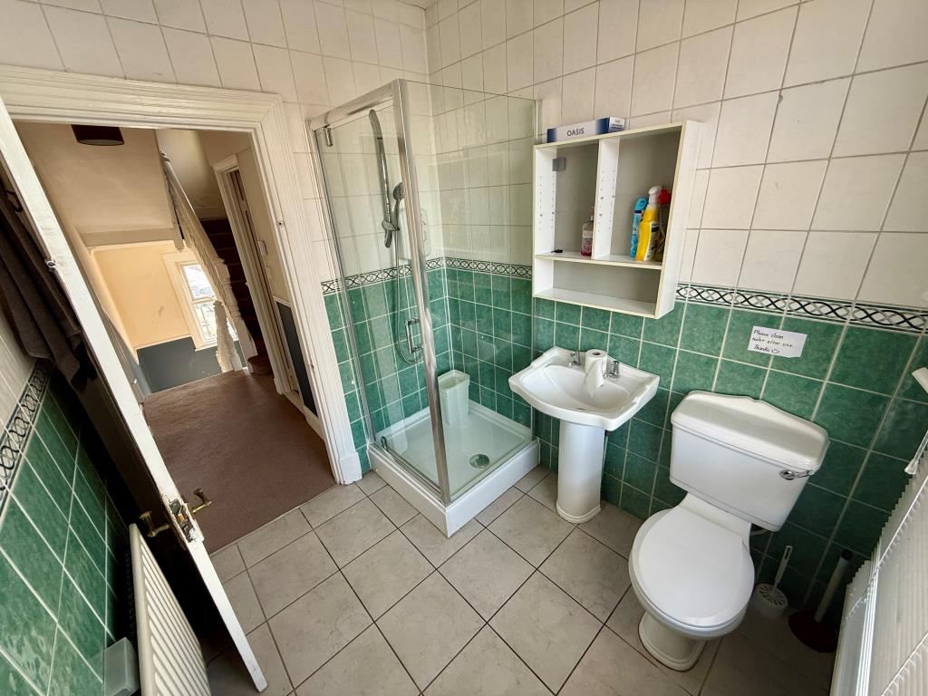 Lot: 121 - LARGE END-TERRACE PROPERTY WITH POTENTIAL - Shower room with W.C.